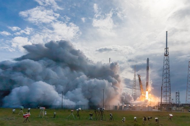 Взлет ракеты Falcon 9, на которой участники экспедиции полетят на МКС. Фото: Unsplash