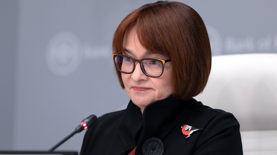 Знаменитая брошь Эльвиры Набиуллиной в виде снегиря. Знаменитая брошь Эльвиры Набиуллиной в виде снегиря.