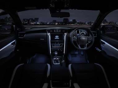 slide image for gallery: 26328 | Toyota Fortuner