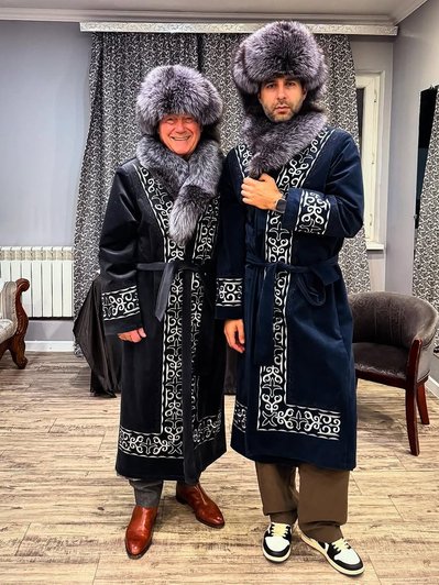 Иван Ургант и Владимир Познер в Казахстане, фото: соцсети Иван Ургант и Владимир Познер в Казахстане, фото: соцсети