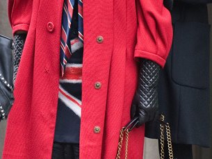Slide image for gallery: 3447 | Комментарий «Леди Mail.Ru»: Америка Феррера сочетает в своем образе «гусиную лапку» сразу в нескольких цветовых гаммах (шляпка и туфли) с ярким пальто и британским флагом на платье. Очень смело и очень спорно!
