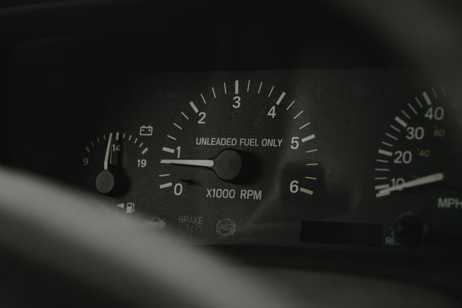 Стрелка тахометра на приборной панели автомобиля Стрелка тахометра на приборной панели автомобиля