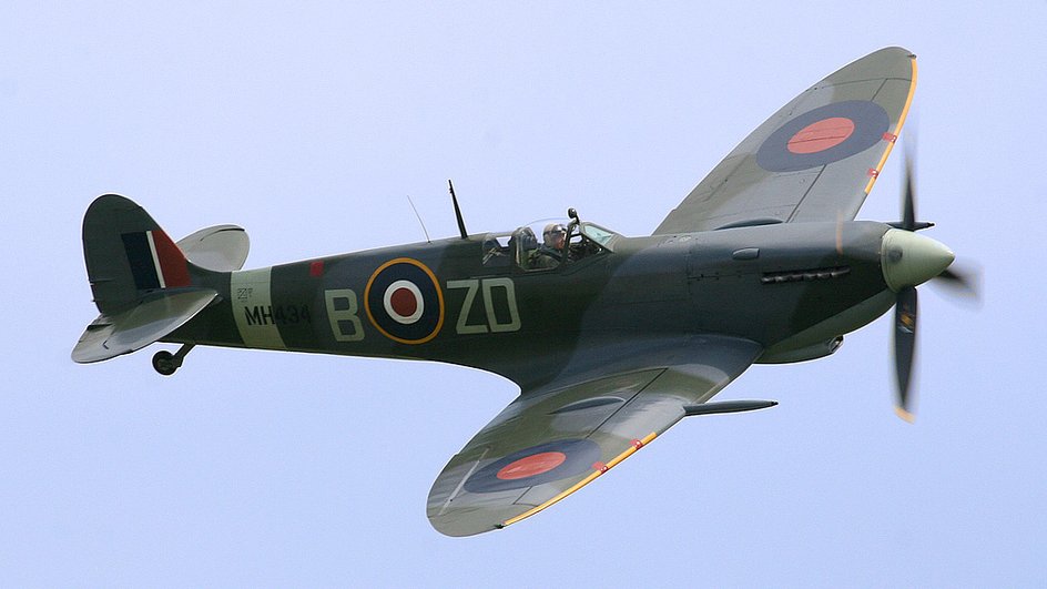 Британский истребитель Supermarine Spitfire в небе