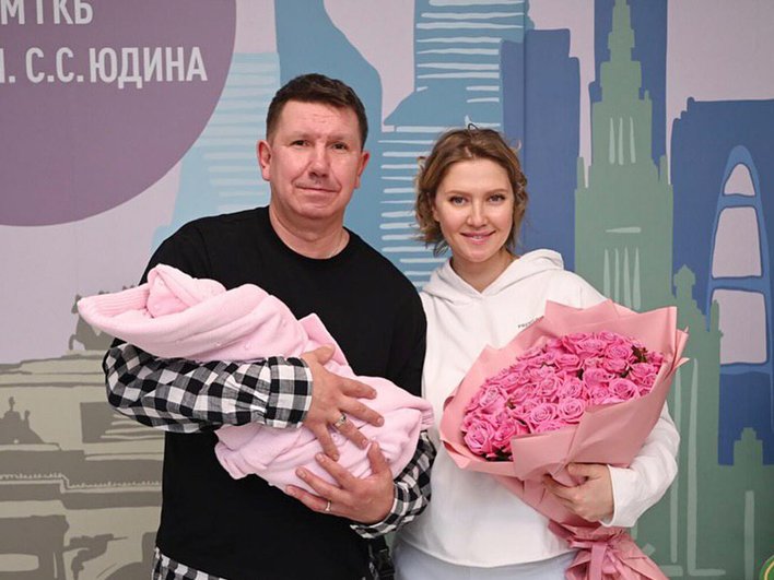Сергей Кристовский с женой и дочерью, фото: соцсети Сергей Кристовский с женой и дочерью, фото: соцсети
