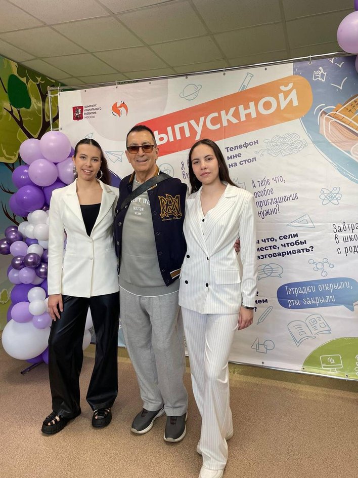 Александр Буйнов с внучками Александр Буйнов с внучками