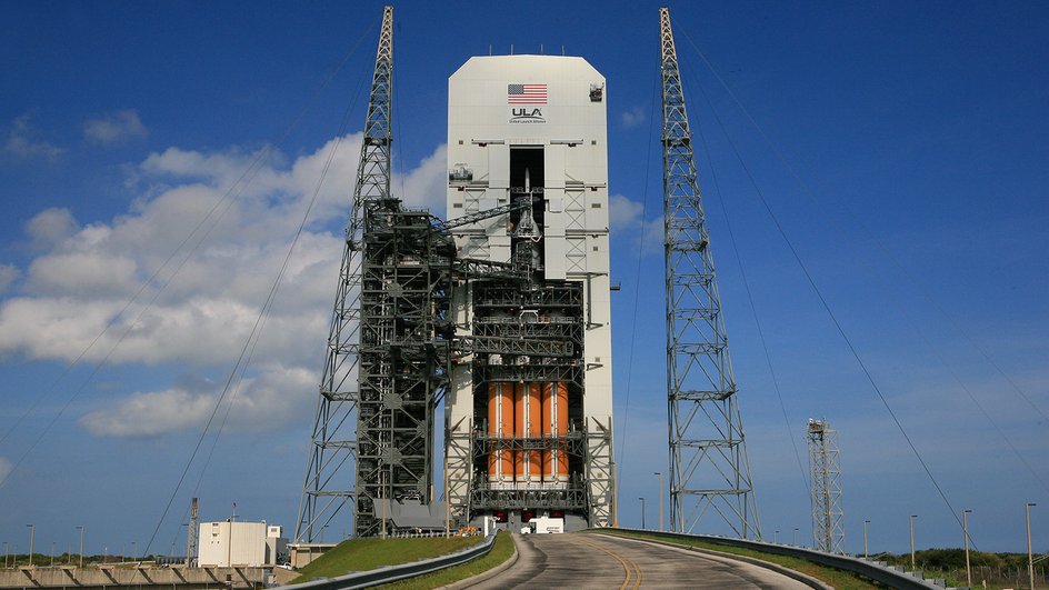Подготовка ракеты Delta IV Heavy к запуску фото Подготовка ракеты Delta IV Heavy к запуску фото