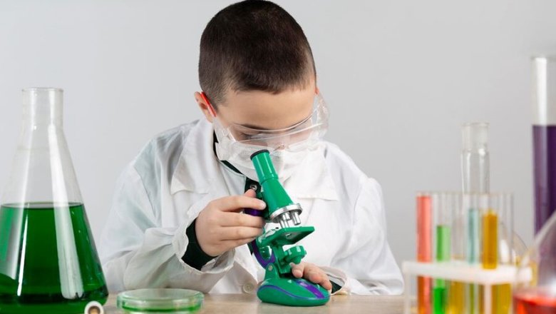 Если мальчик обожает узнавать что-то новое и зачитывается энциклопедиями, подходящим подарком для него будет детский микроскоп.
