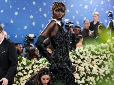Анок Яй в Thom Browne на Met Gala в 2025 году Анок Яй в Thom Browne на Met Gala в 2025 году