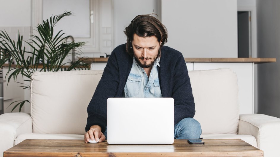 Мужчина работает Мужчина работает
