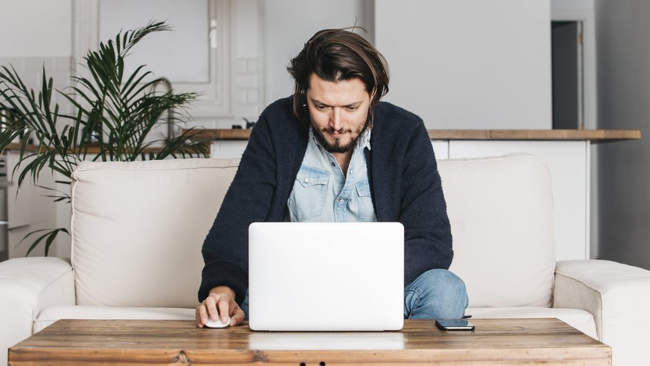 Мужчина сосредоточенно работает за ноутбуком Мужчина сосредоточенно работает за ноутбуком