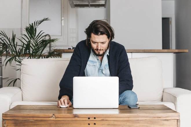 Мужчина сосредоточенно работает за ноутбуком Мужчина сосредоточенно работает за ноутбуком