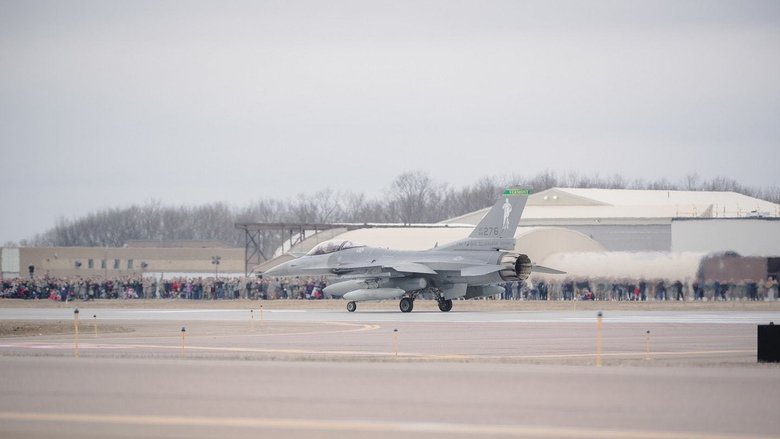 F-16 Национальной гвардии Вермонта перед последним полетом. Фото: Райан Кэмпбелл / Defence Blog