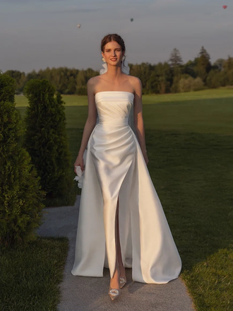 Девушка в белом свадебном платье
