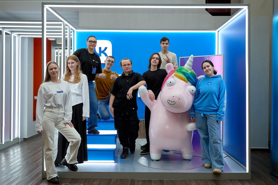подростки на стенде VK