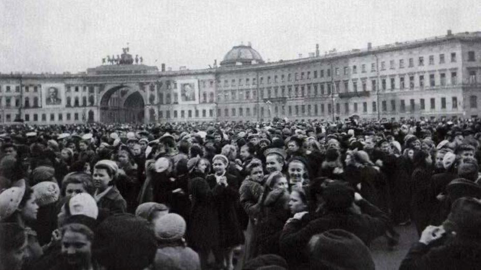 Дворцовая площадь 9 мая 1945 года. Фото: Санкт-Петербургский институт истории Российской академии наук.
