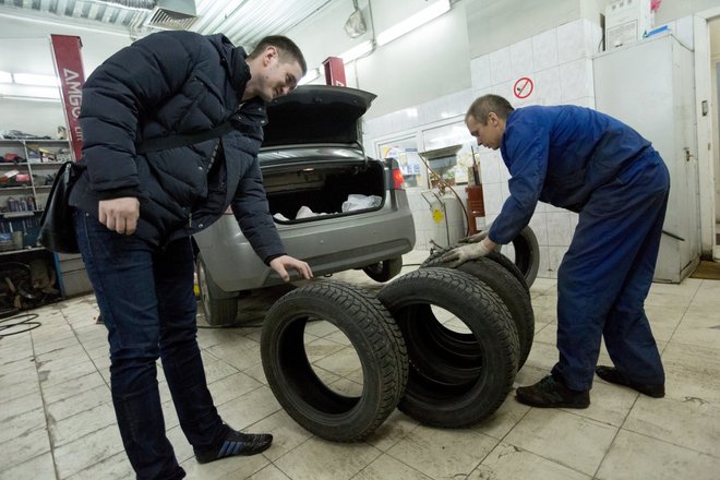 Сезонная смена летней резины на зимнюю в шиномонтажной мастерской