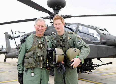 Гарри во время своих тренировок в качестве пилота военного вертолета. С принцем Чарльзом