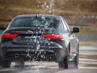 slide image for gallery: 18019 | Jaguar XF V6S AWD Storm Grey