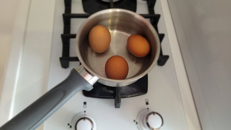 Зачем на&nbsp;самом деле солят воду при&nbsp;варке яиц
