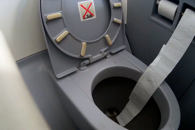 Туалетная бумага в туалете самолета