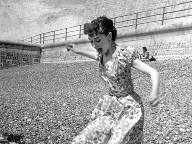 Slide image for gallery: 16049 | Одри Хепберн в перерыве съемок в  Англии, 1951 г. | Фото: legion-media.ru