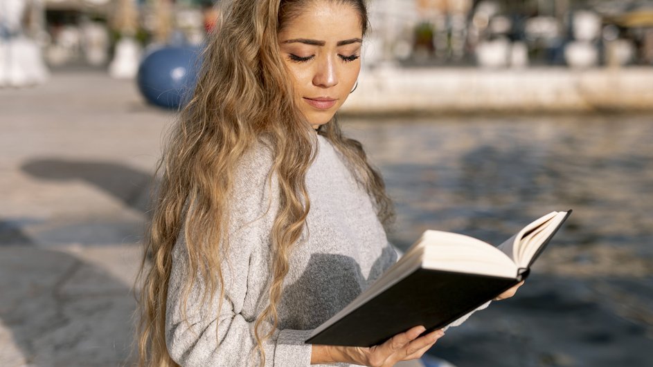 Девушка читает книгу Девушка читает книгу