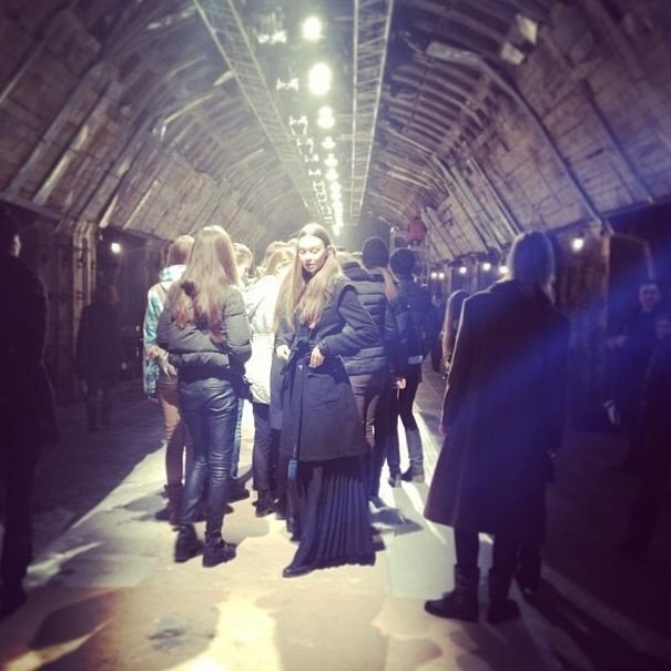 Гости прибывают на необычный показ в метро