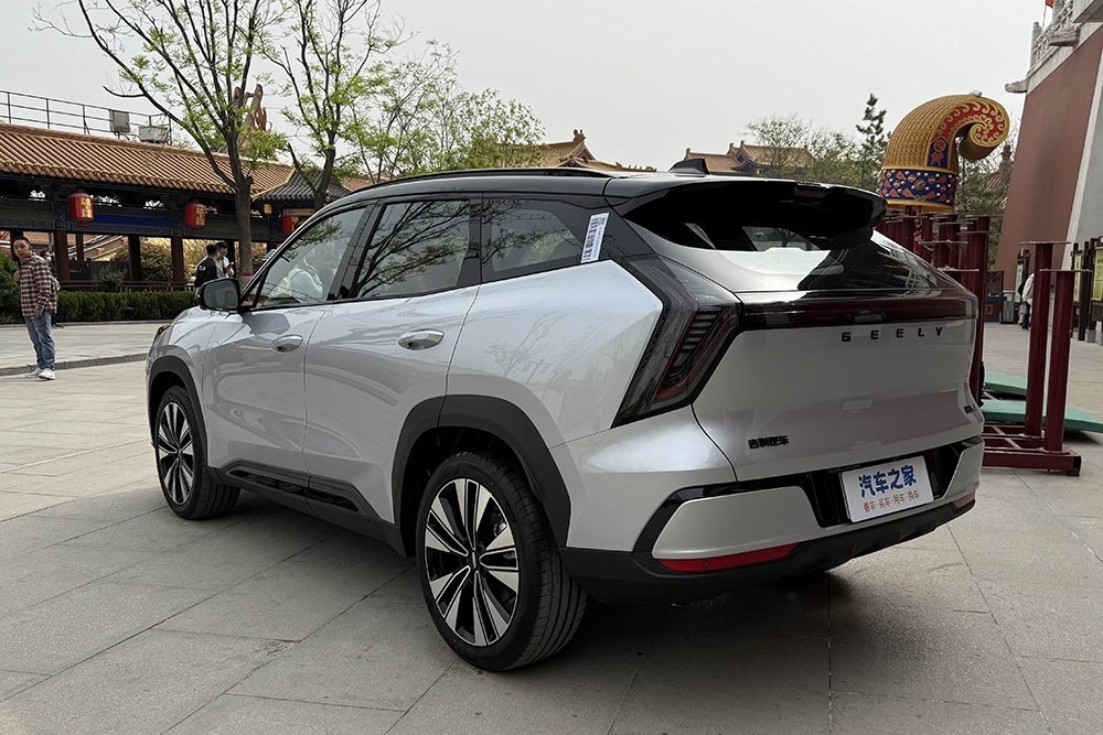 Прошла премьера нового Geely Atlas. Кроссовер показали на "живых" фото Прошла премьера нового Geely Atlas. Кроссовер показали на "живых" фото