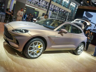 slide image for gallery: 25347 | Aston Martin DBX