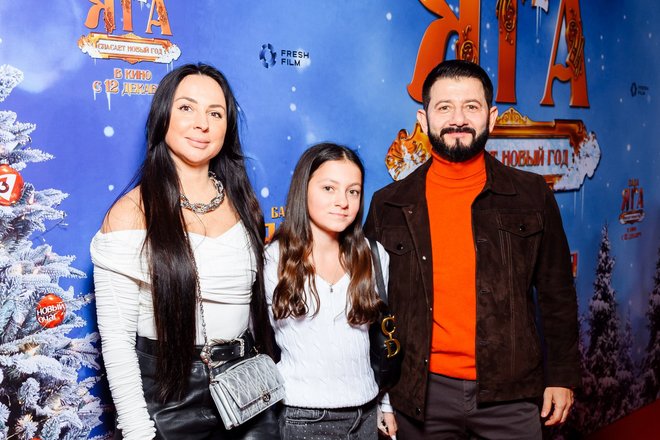 Михаил Галустян с семьей на премьере фильма «Баба Яга спасает Новый год», фото: пресс-служба