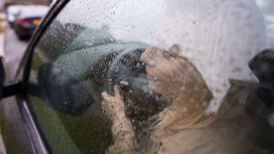 Девушка за рулем автомобиля в дождь