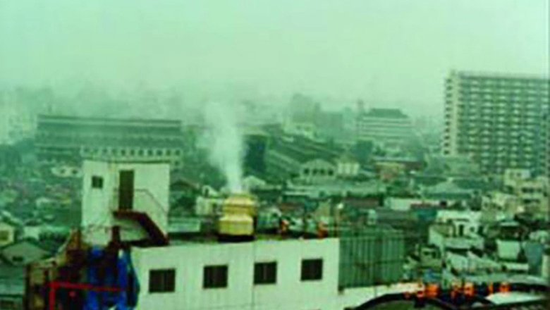 Члены секты «Аум Синрикё» (запрещена в России) распыляют зараженную субстанцию с крыши своей штаб-квартиры в Токио