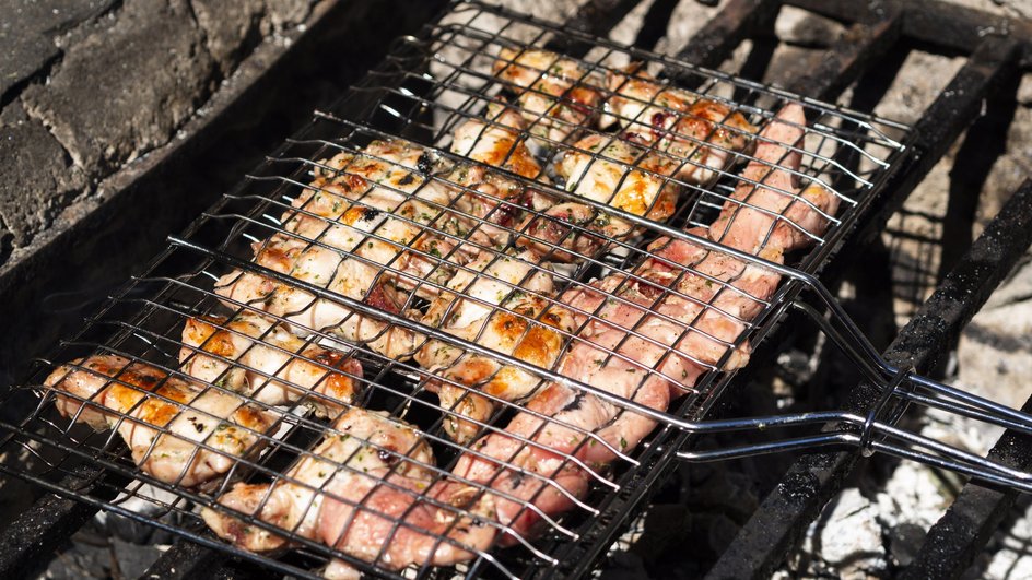 Мясо, запеченное на решетке на открытом огне Мясо, запеченное на решетке на открытом огне