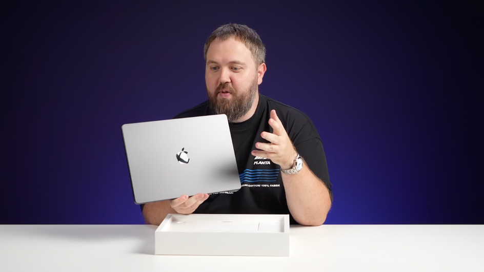 Wylsacom держит в руке якобы MacBook на M4. Источник: YouTube