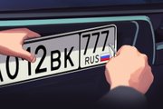 Мужские руки откручивают номерной знак с автомобиля для снятия его с учета