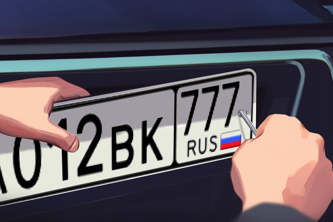 Мужские руки откручивают номерной знак с автомобиля для снятия его с учета Мужские руки откручивают номерной знак с автомобиля для снятия его с учета