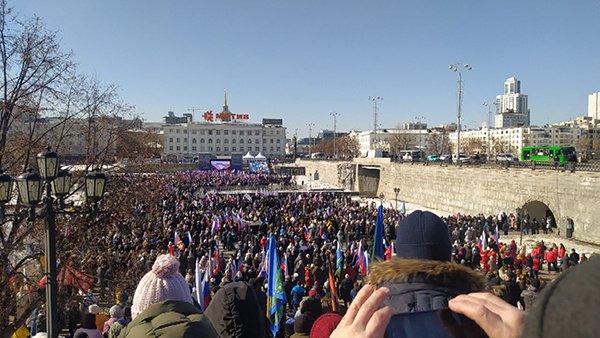 Мероприятия в екатеринбурге сегодня на плотинке. Митинг концерт. Митинг в Екатеринбурге. Митинг на Плотинке.