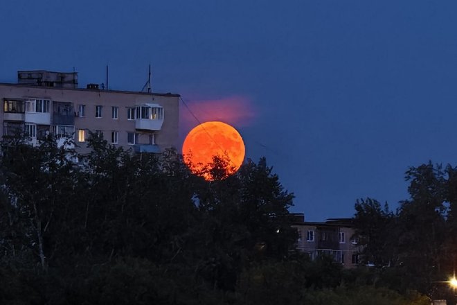 клубничная Луна клубничная Луна
