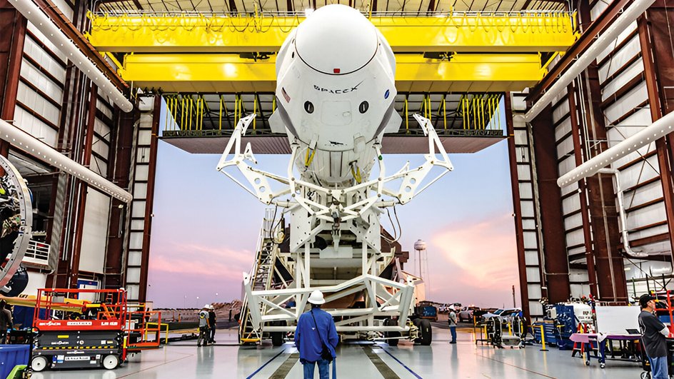 Ракета Falcon 9 в вертикальном положении внутри сборочного ангара SpaceX, сотрудники готовятся к транспортировке ракеты на стартовую площадку Ракета Falcon 9 в вертикальном положении внутри сборочного ангара SpaceX, сотрудники готовятся к транспортировке ракеты на стартовую площадку