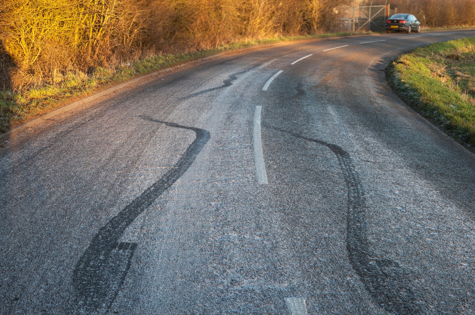 Лед на дороге. Чёрный лёд на дороге что это. Езда в гололедицу. Icy Road.