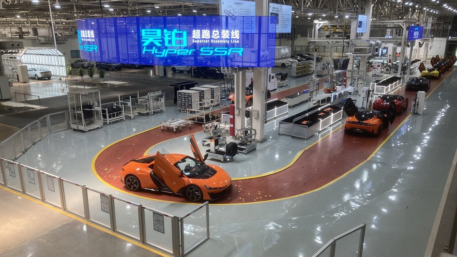 Линия ручной сборки суперкаров Hyper SSR на заводе GAC Aion