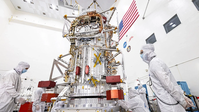 Инженеры NASA работают над космическим кораблем Clipper, который отправится к спутнику Юпитера Европе в следующем году.