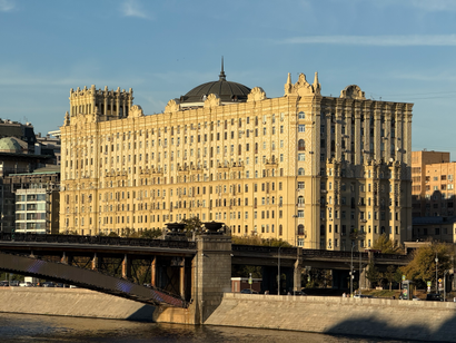 Здание рядом с мостом через Москву реку