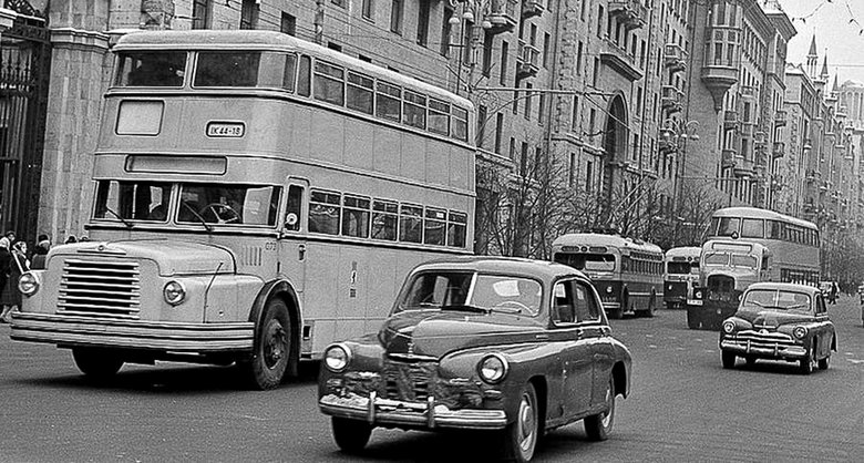 Двухэтажные автобусы в Москве. На первом плане — DO 56, сзади — D6S