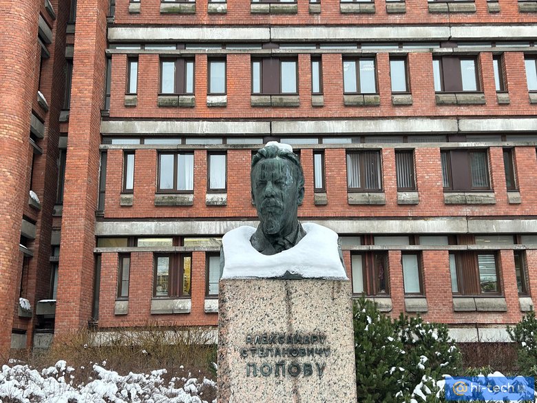 Памятник Попову во дворе университета