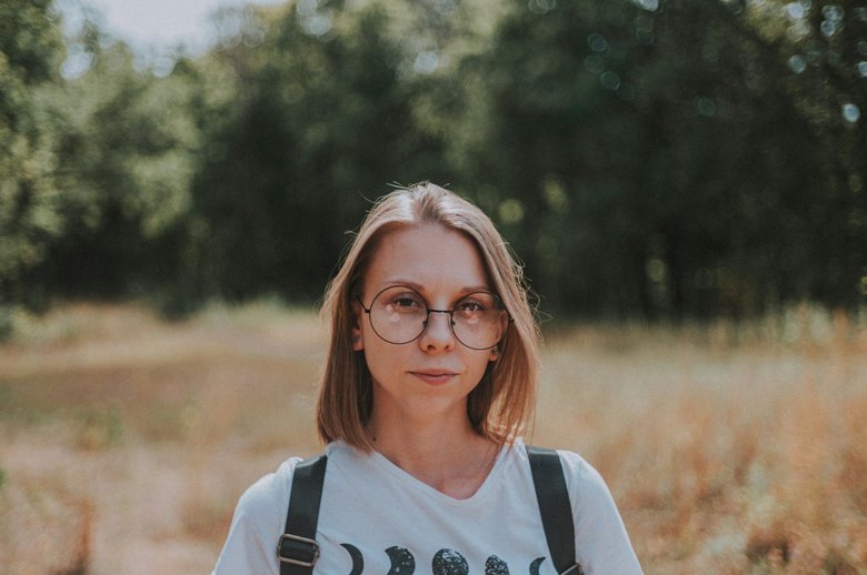 Девушка гуляет Девушка гуляет