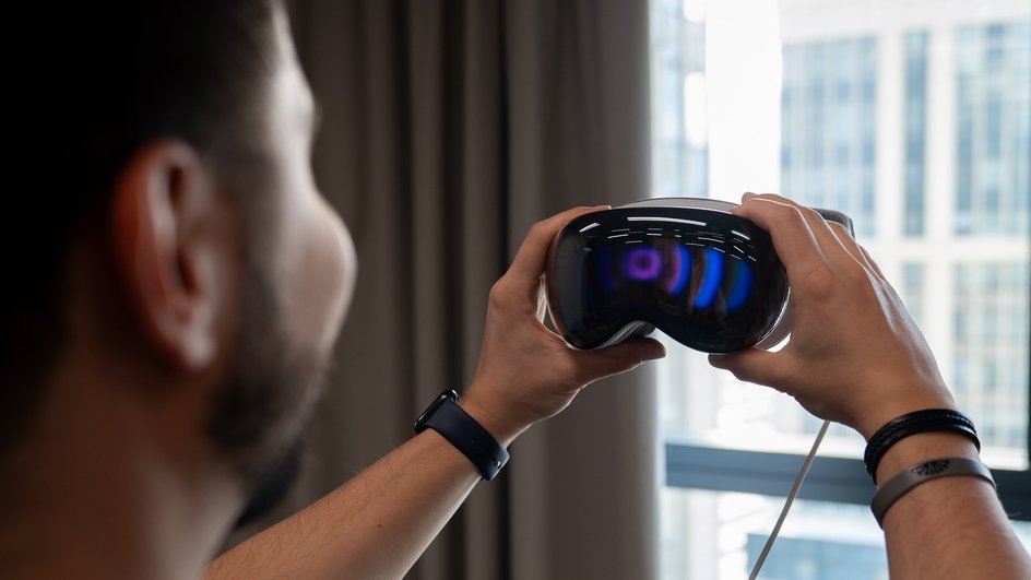Apple Vision Pro в руках пользователя Apple Vision Pro в руках пользователя