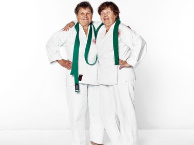 Slide image for gallery: 2998 | Комментарий lady.mail.ru: Нина Мельникова и Антонина Куликова перестали болеть, начав тренироваться айкидо в 65 лет