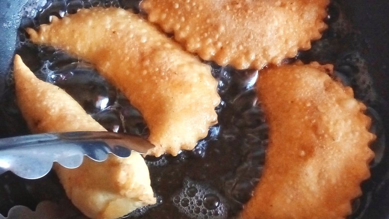 Мини-чебуреки с картофельно-сырной начинкой