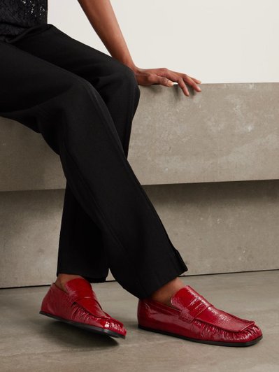 Женщина в лоферах фирмы Jil Sander крупным планом